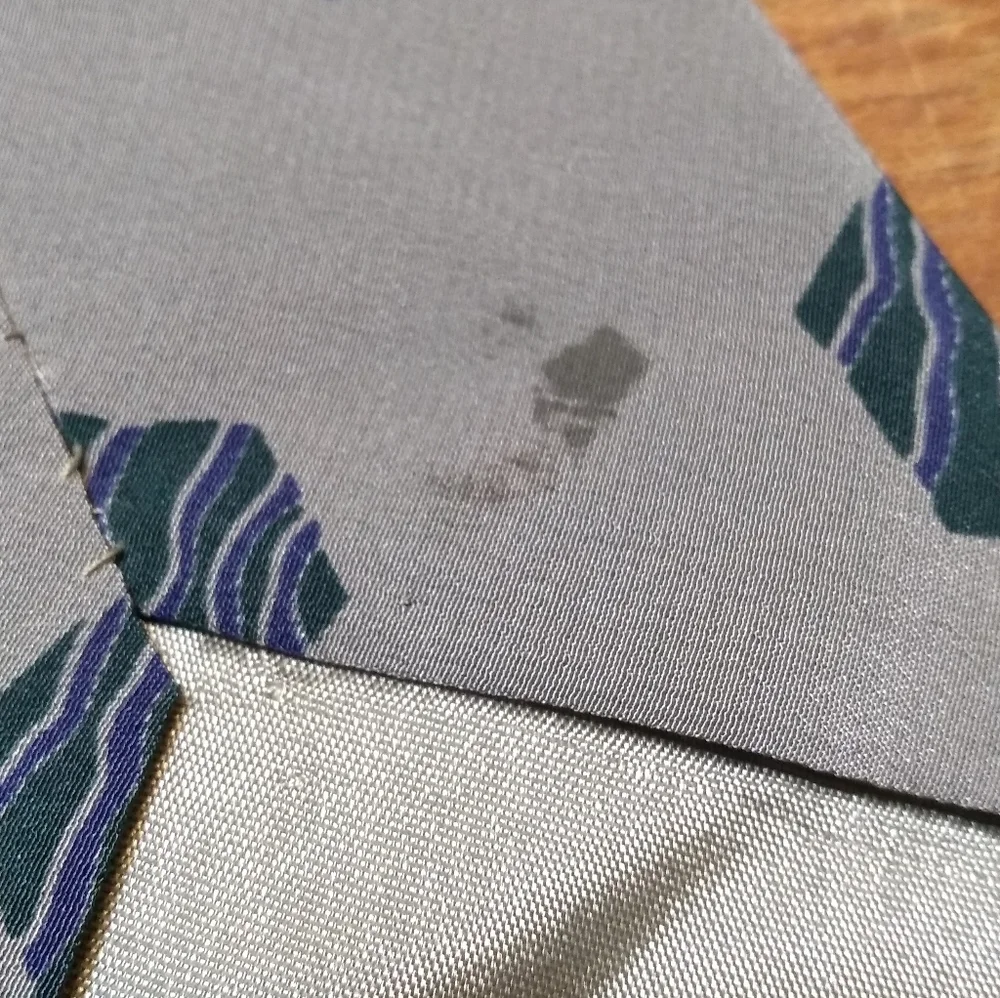 Giorgio Armani Tie, 100% Silk, Grey with Blue Hexagon Pattern, Made in I… - Picture 8 of 14
